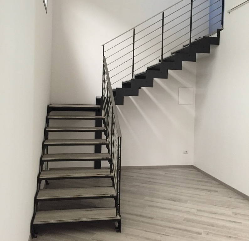 Scala Laser con gradini rivestiti in parquet 12