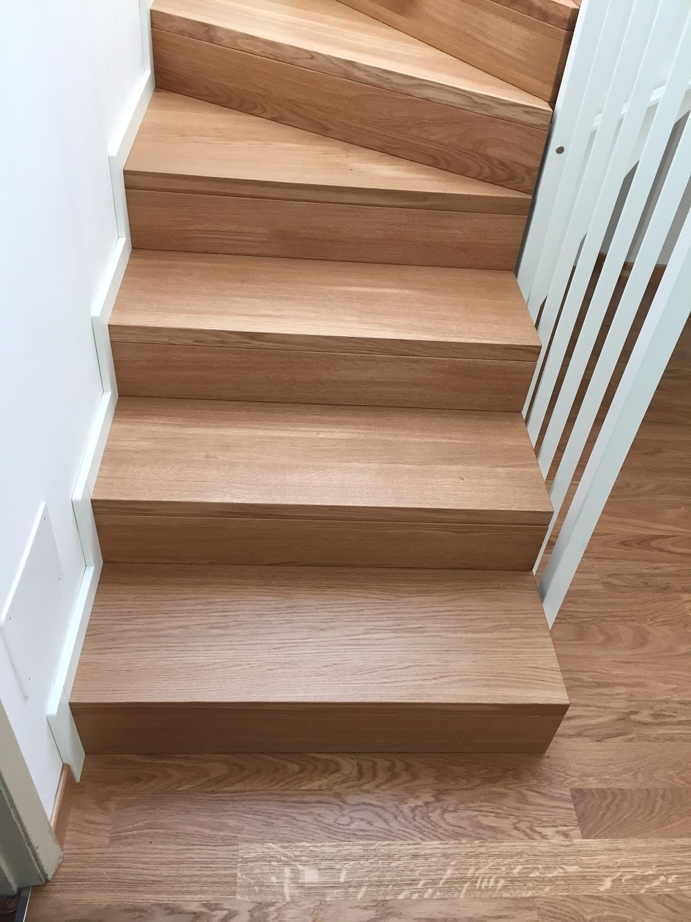 Scala in faggio laccato e gradini in rovere naturale