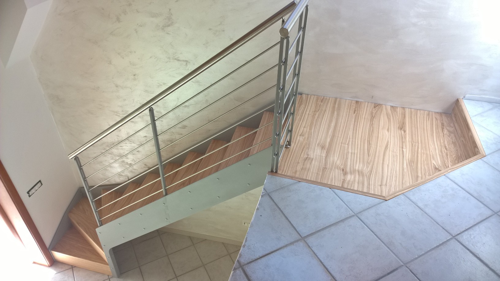 Scala Laser in legno di frassino olivato