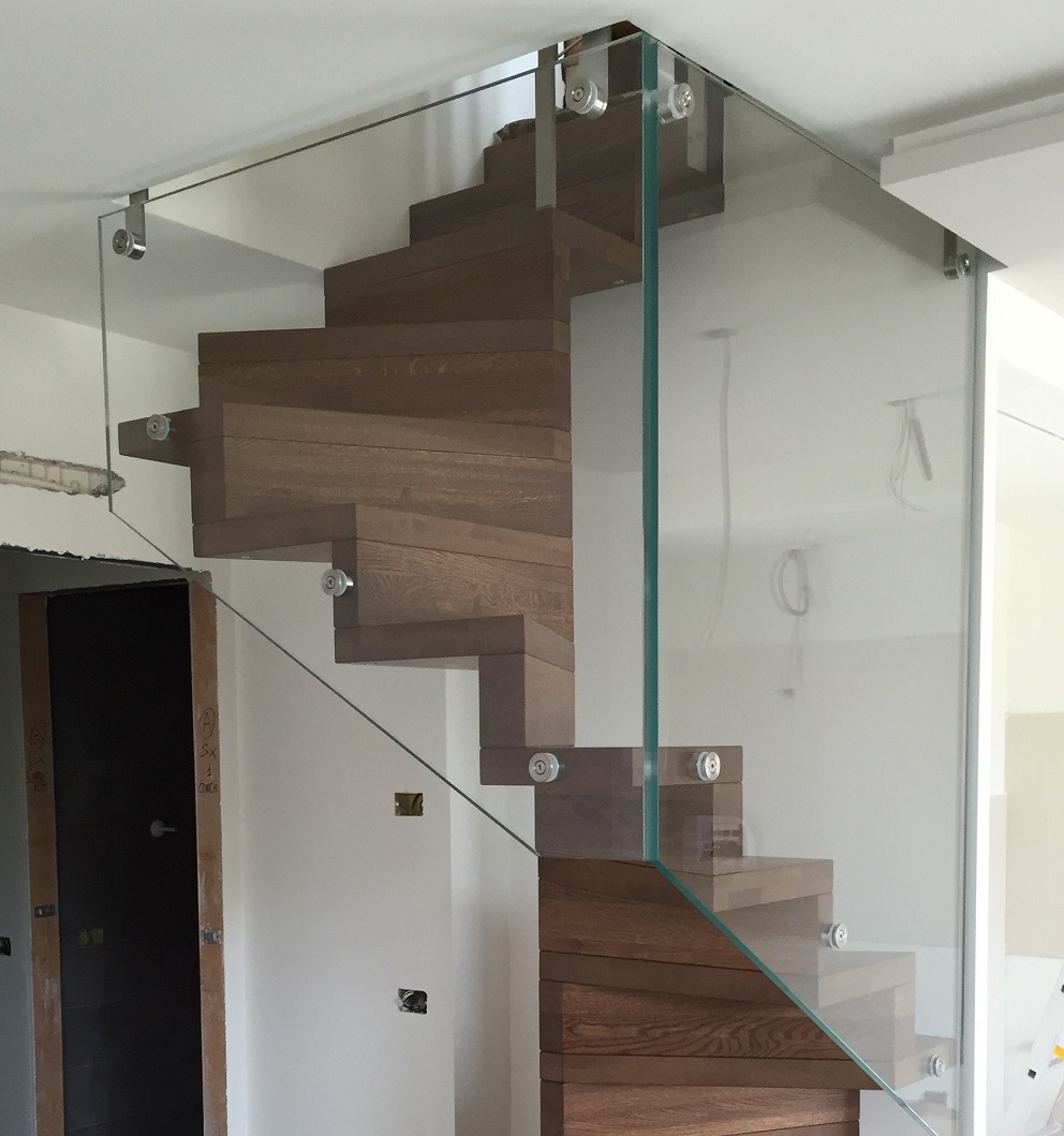 Scala System in rovere con ringhiera vetro