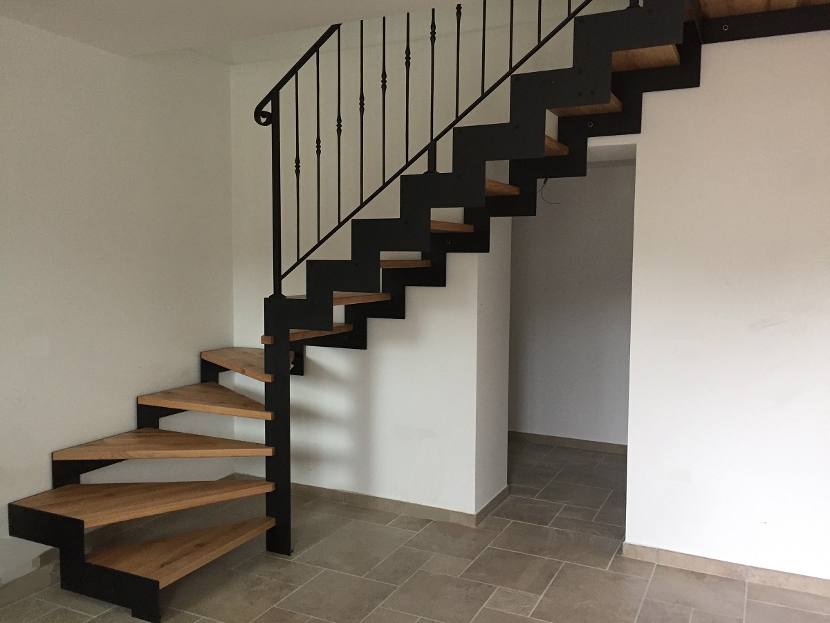 Scala Laser in rovere con ringhiera a colonnette smartellate