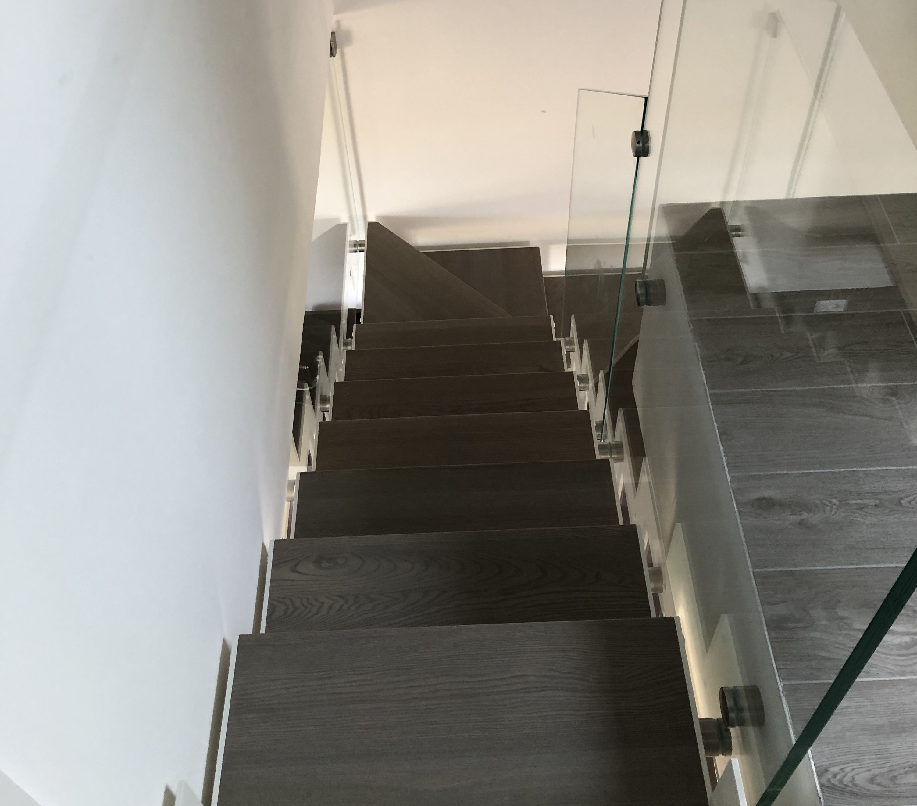 Scala Laser realizzata a progetto, ringhiera vetro