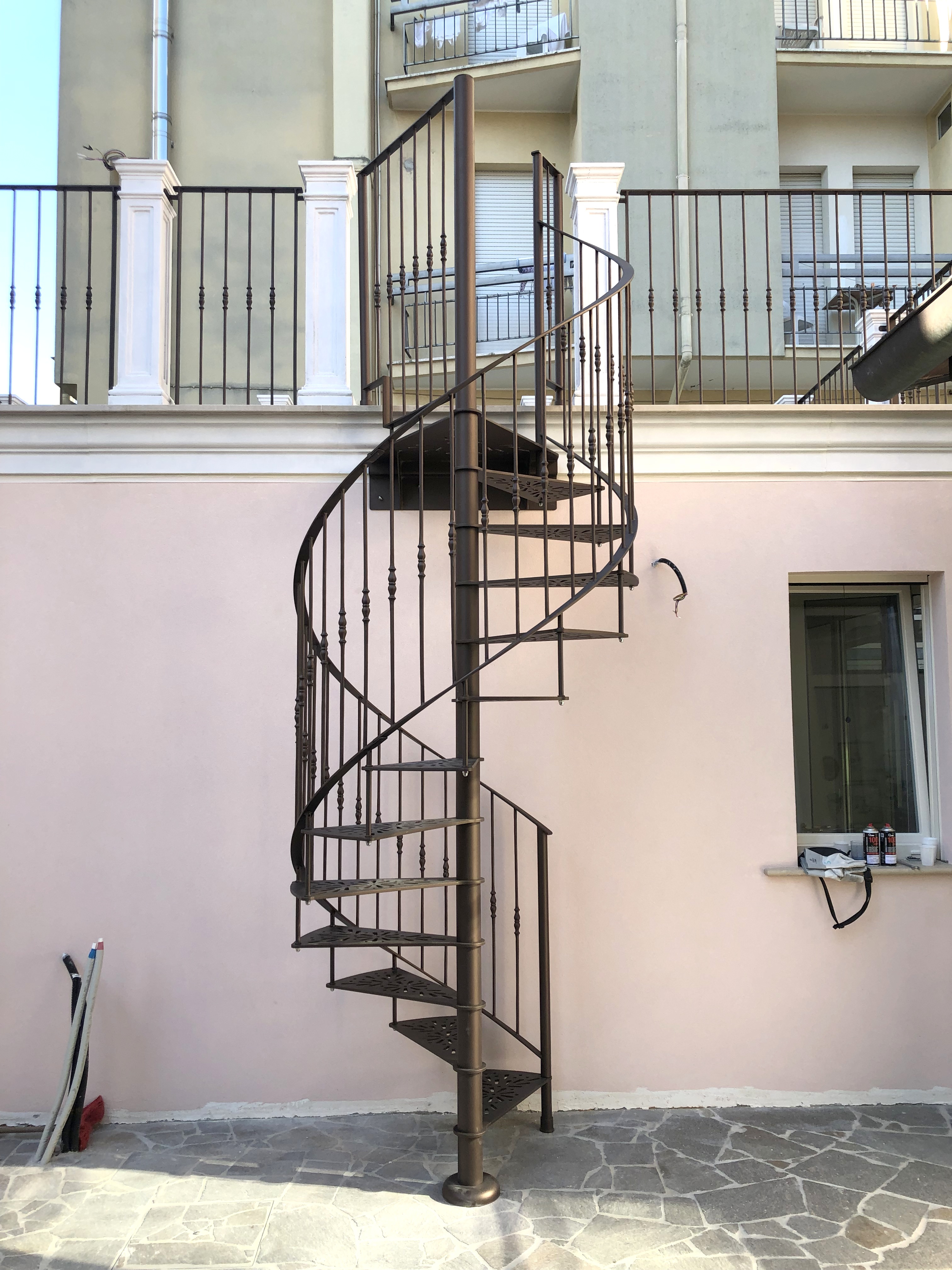 Scala per esterno con lavorazione gradino effetto ghisa (3)