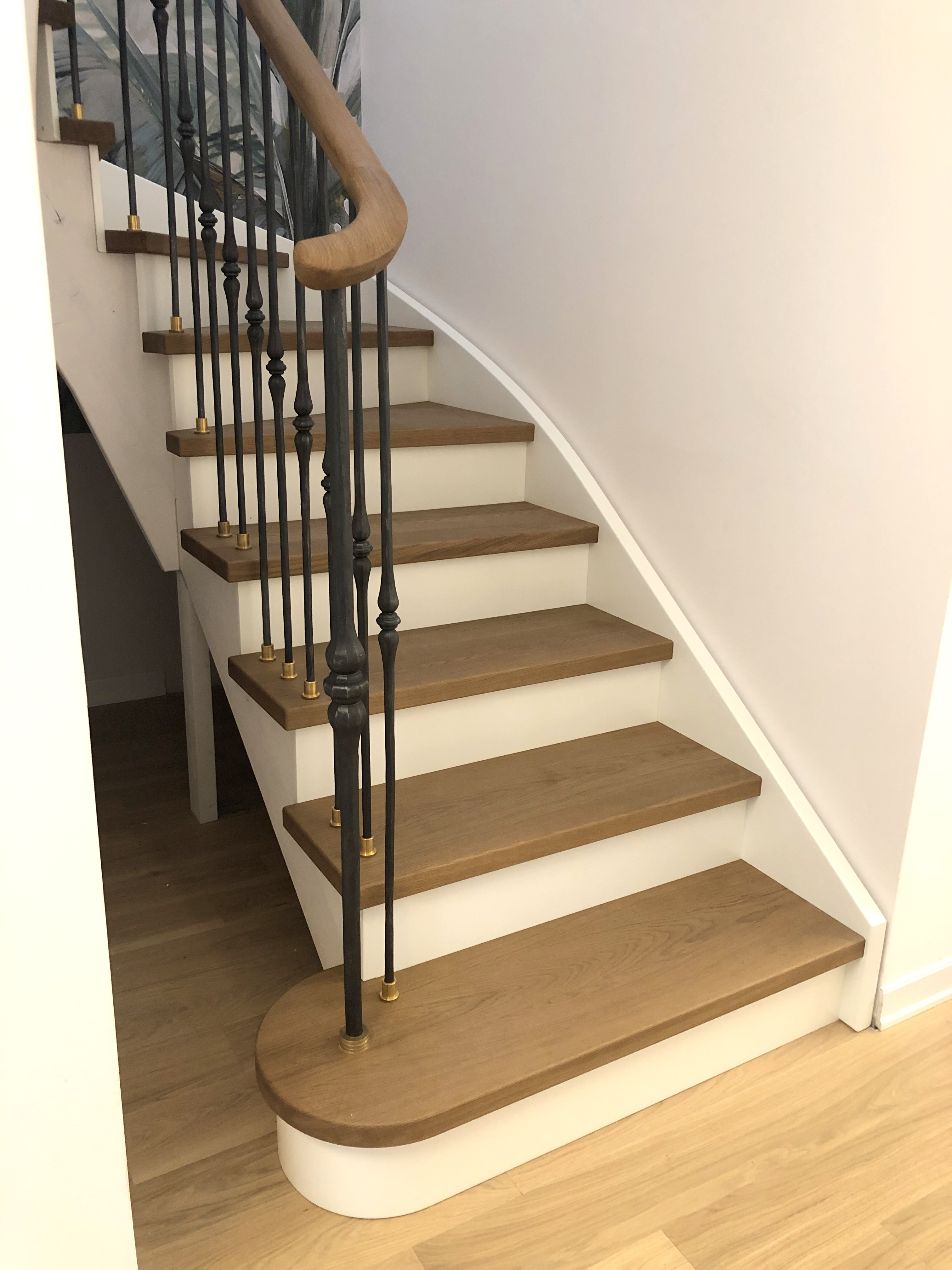 Scala frassino con ringhiera e corrimano realizzati a mano