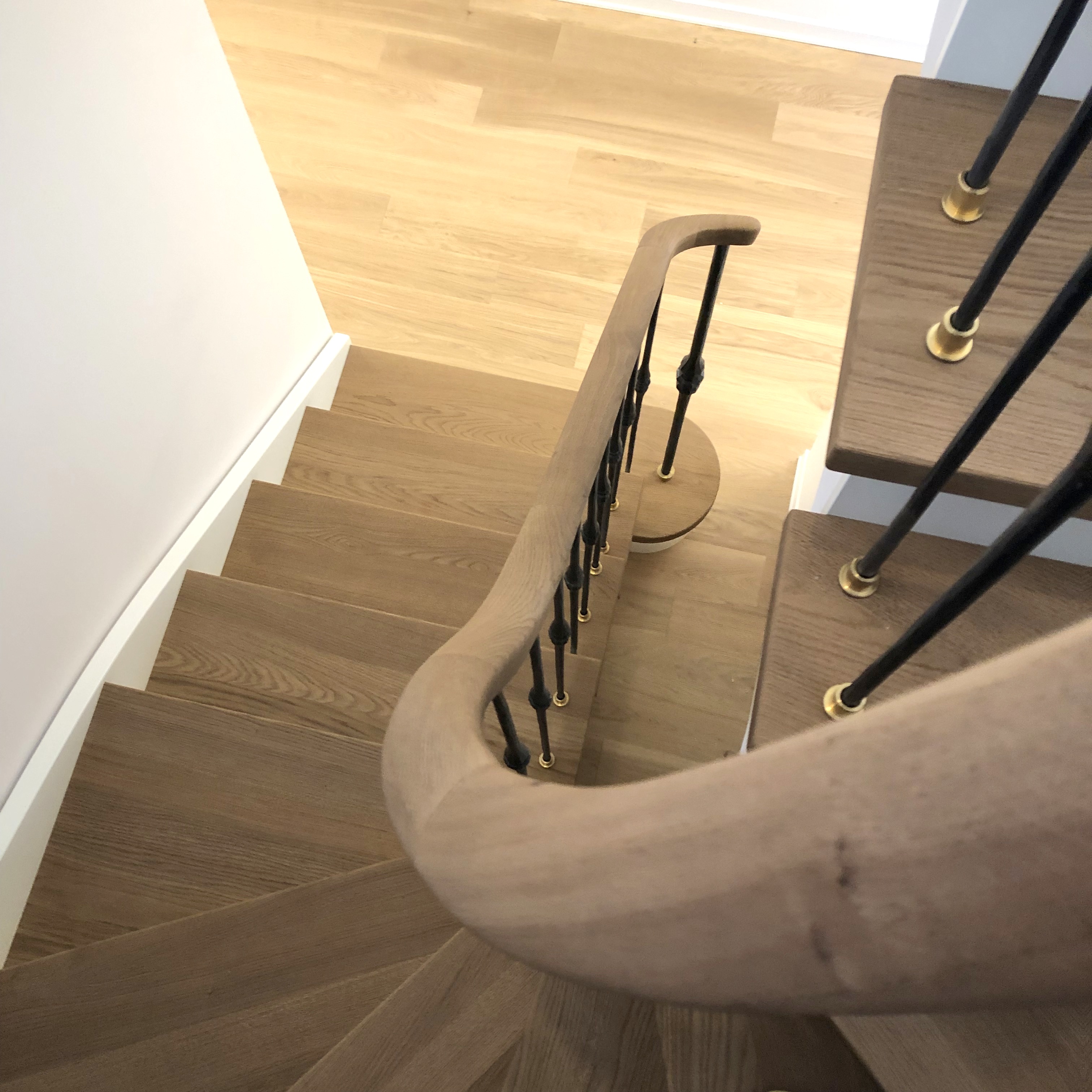 Scala frassino con ringhiera e corrimano realizzati a mano