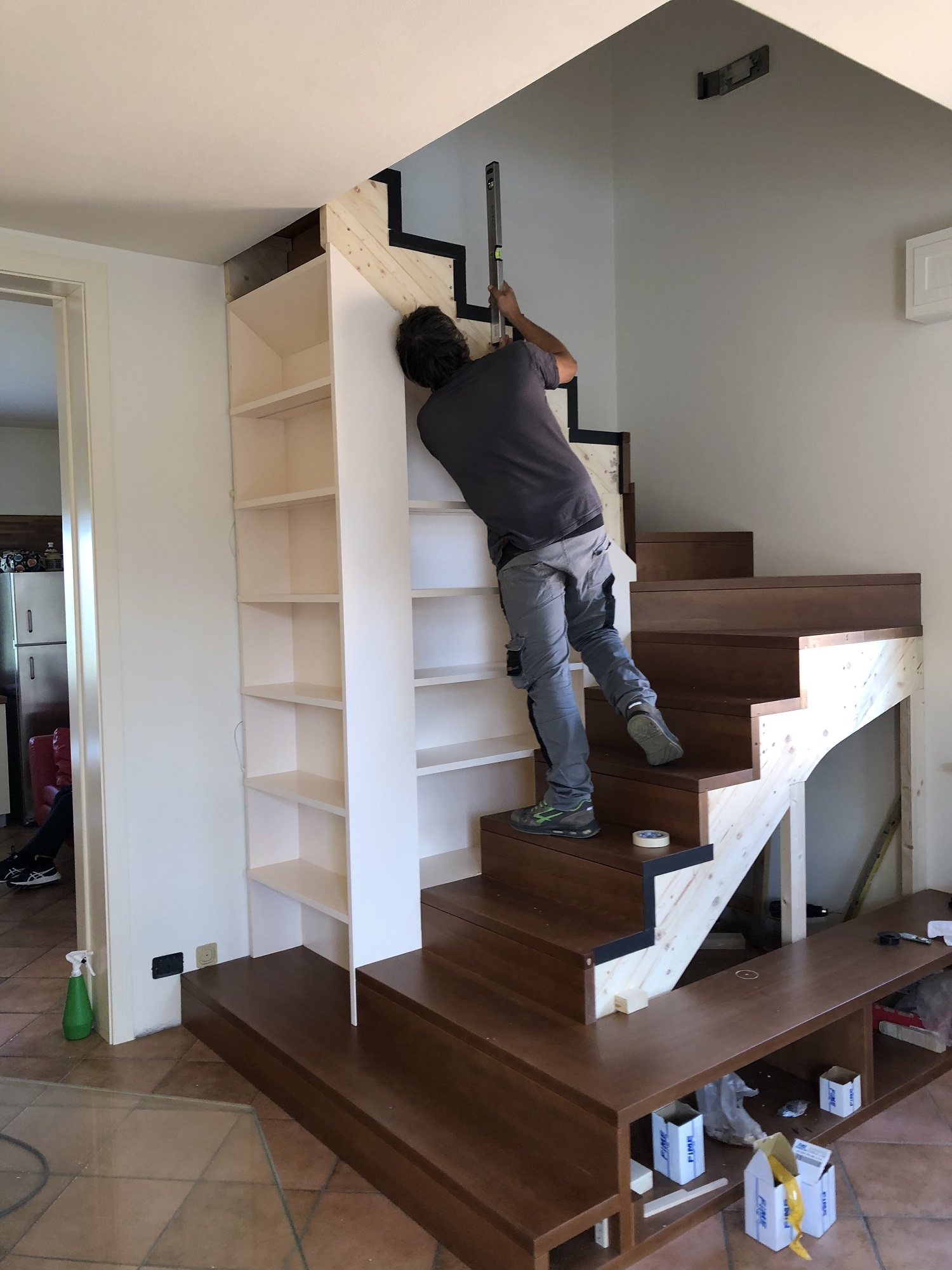 Scala in fase di montaggio su cantiere