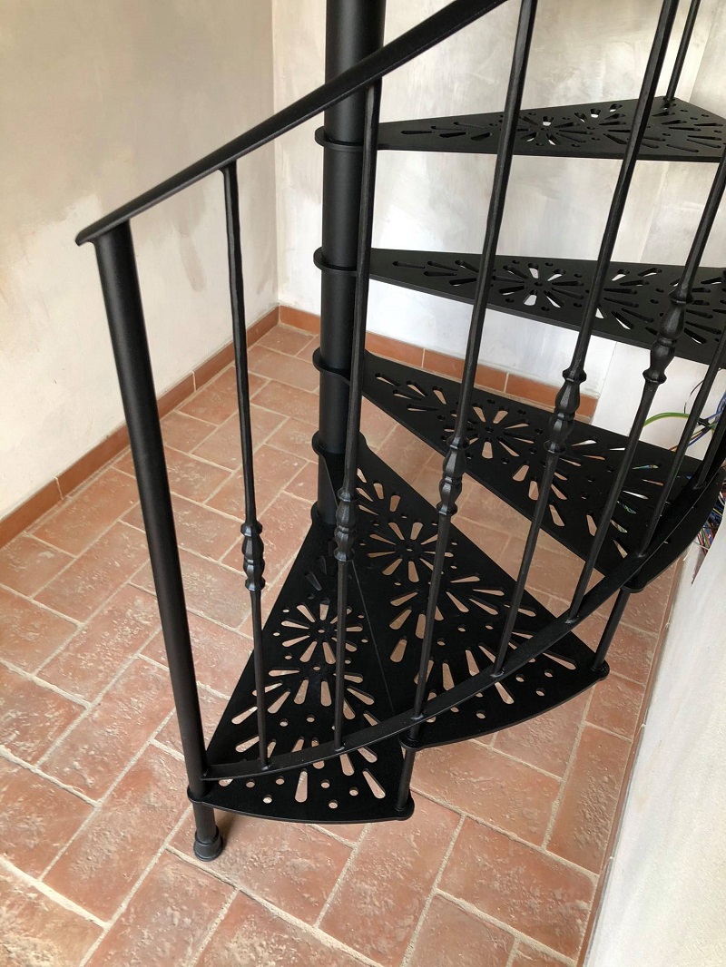 SCALA A CHIOCCIOLA IN ACCIAIO EFFETTO GHISA CON GRADINO LAVORATO (11)
