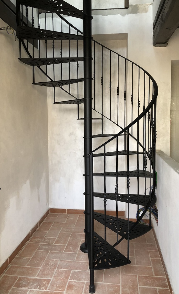 SCALA A CHIOCCIOLA IN ACCIAIO EFFETTO GHISA CON GRADINO LAVORATO (5)