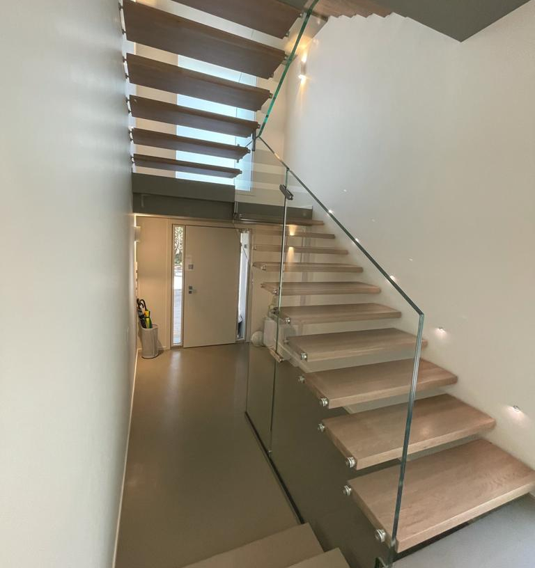 Scala System a sbalzo e parapetto in vetro (9)