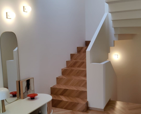 Scala in legno rivestita in parquet