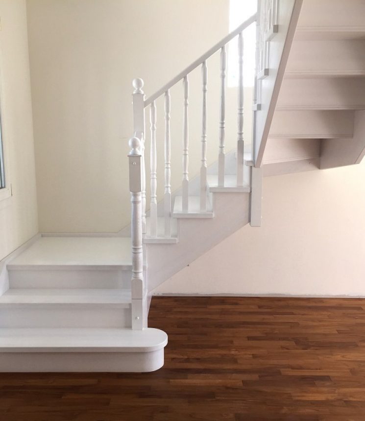 Scala in legno di frassino spazzolato laccato bianco e ringhiera a colonnette tornite