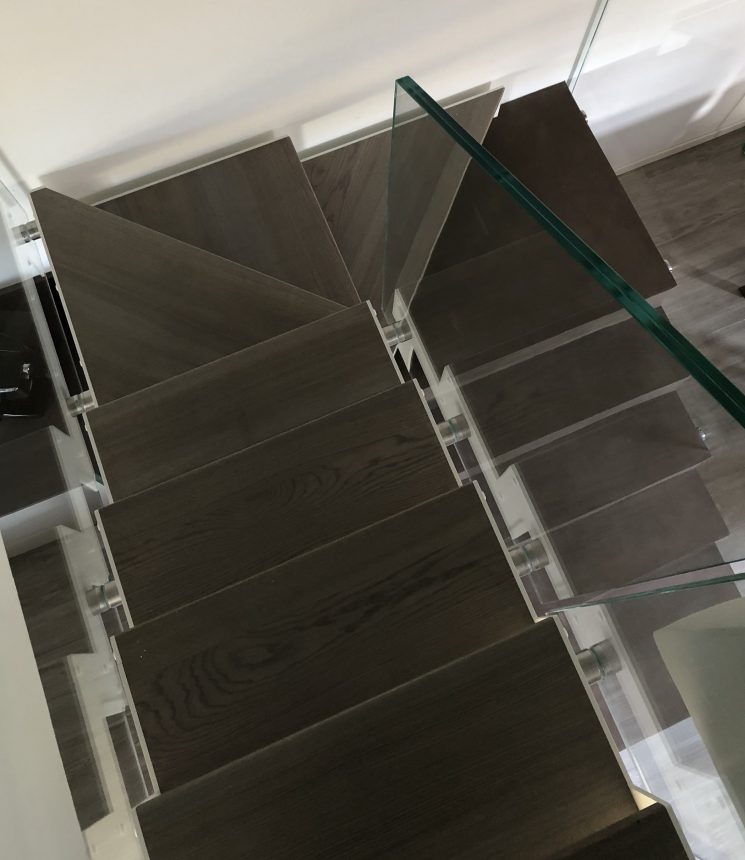 Scala Laser realizzata a progetto, ringhiera vetro