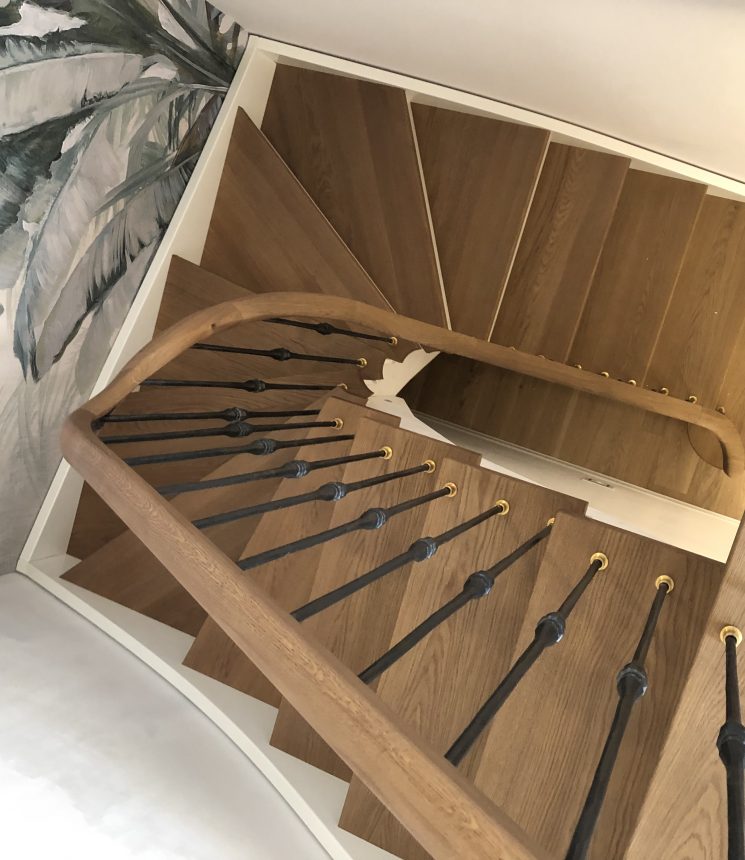 Scala frassino con ringhiera e corrimano realizzati a mano