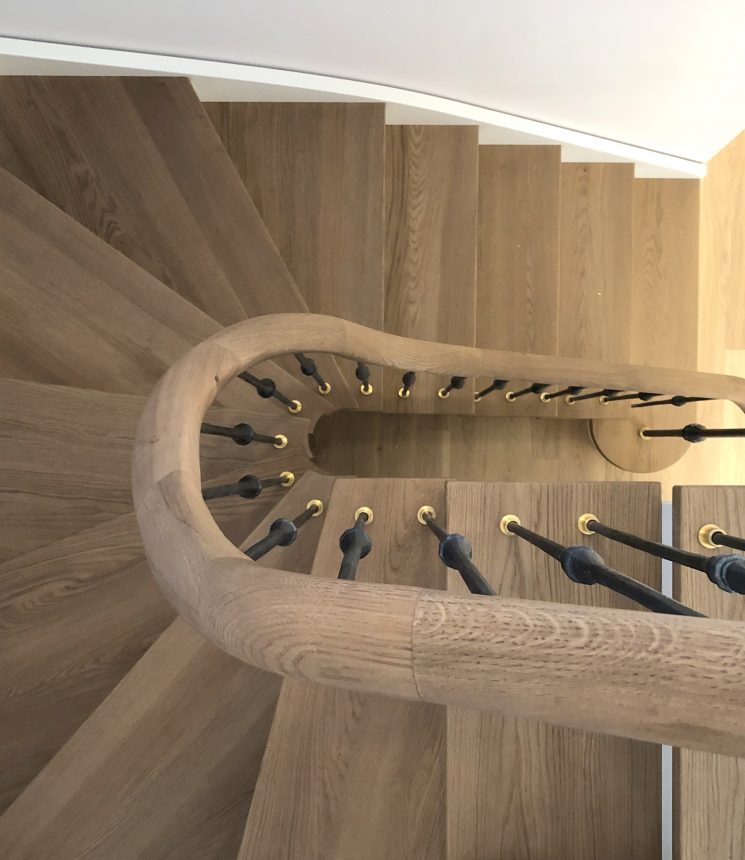 Scala frassino con ringhiera e corrimano realizzati a mano