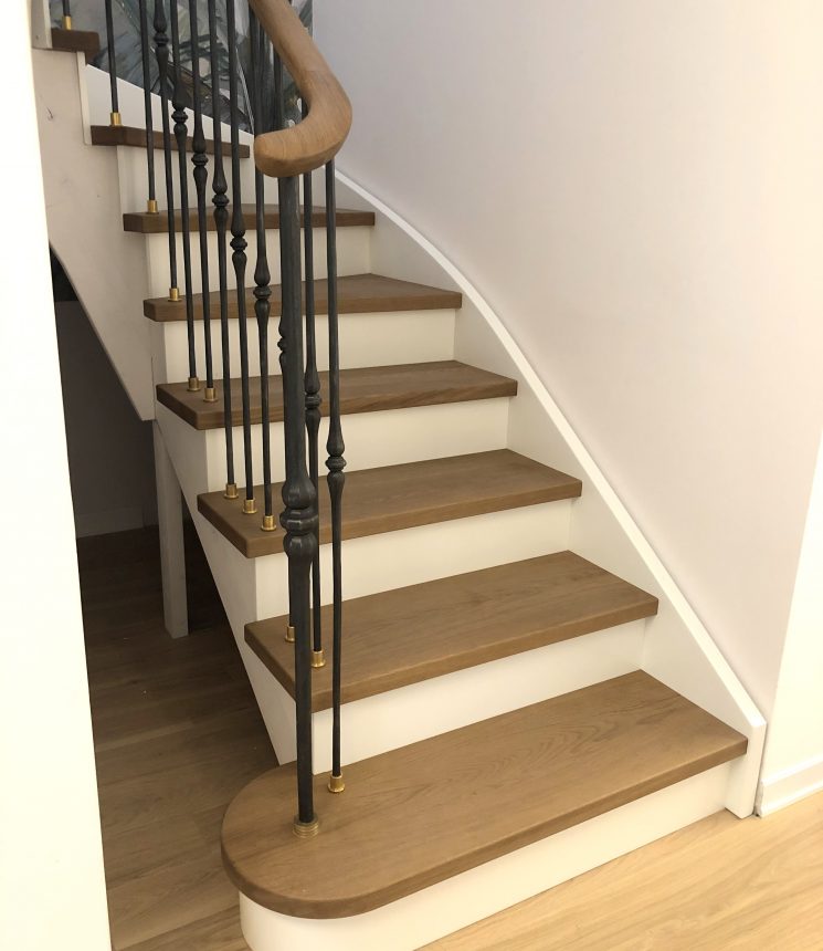 Scala frassino con ringhiera e corrimano realizzati a mano
