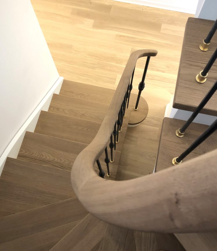 Scala frassino con ringhiera e corrimano realizzati a mano