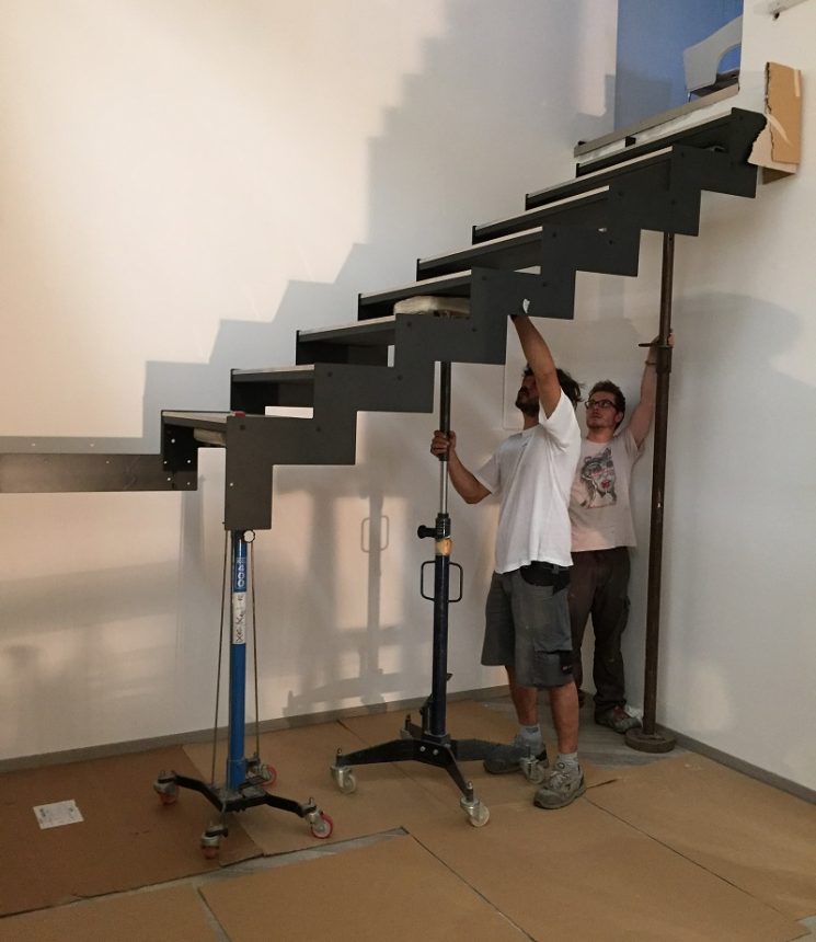 Scala Laser con gradini rivestiti in parquet