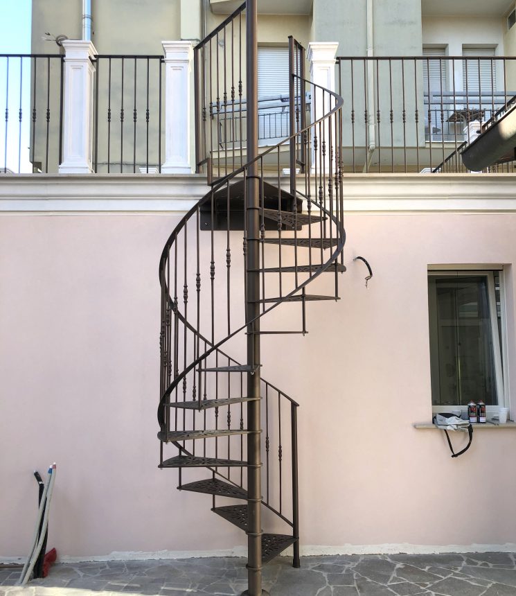Scala per esterno con lavorazione gradino effetto ghisa (3)